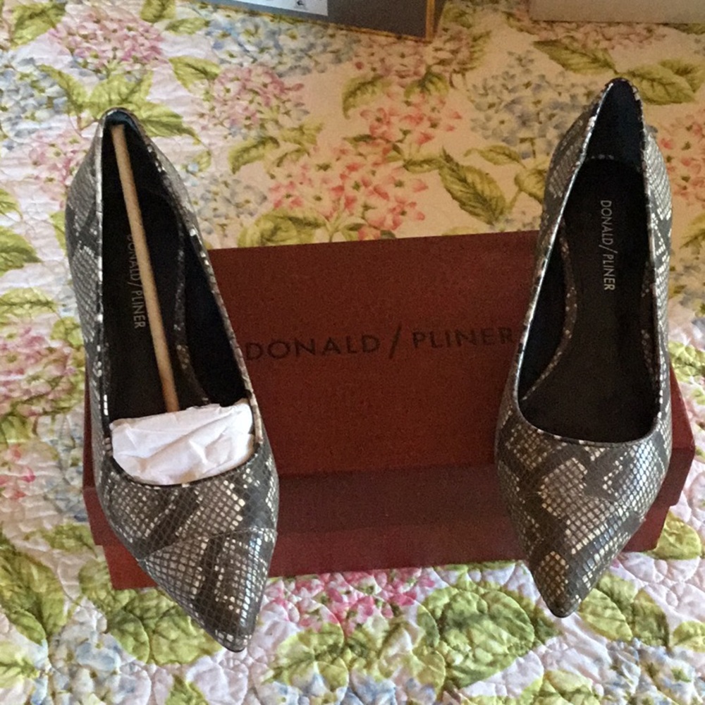 NWT Donald Pliner Python Kitten Heels